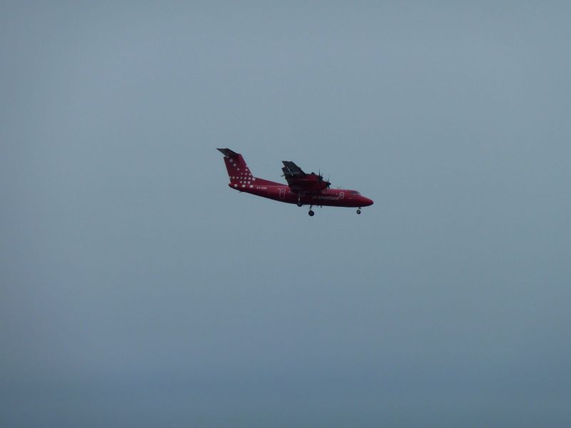 En Dash8 ligger an til landing i Nuuk