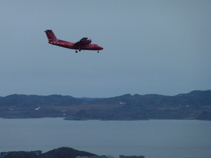 En Dash8 ligger an til landing i Nuuk