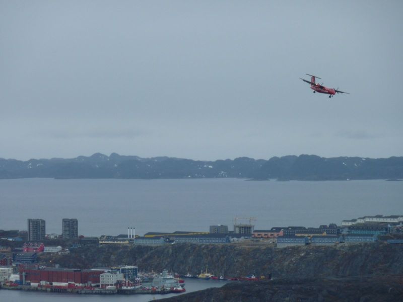 En Dash8 ligger an til landing i Nuuk