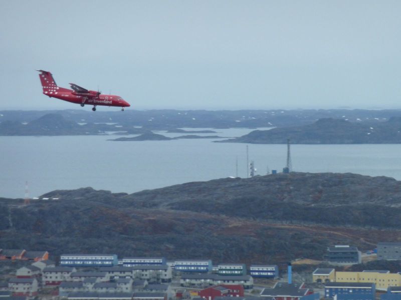 En Dash8 ligger an til landing i Nuuk