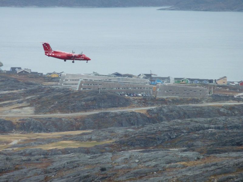 En Dash8 ligger an til landing i Nuuk