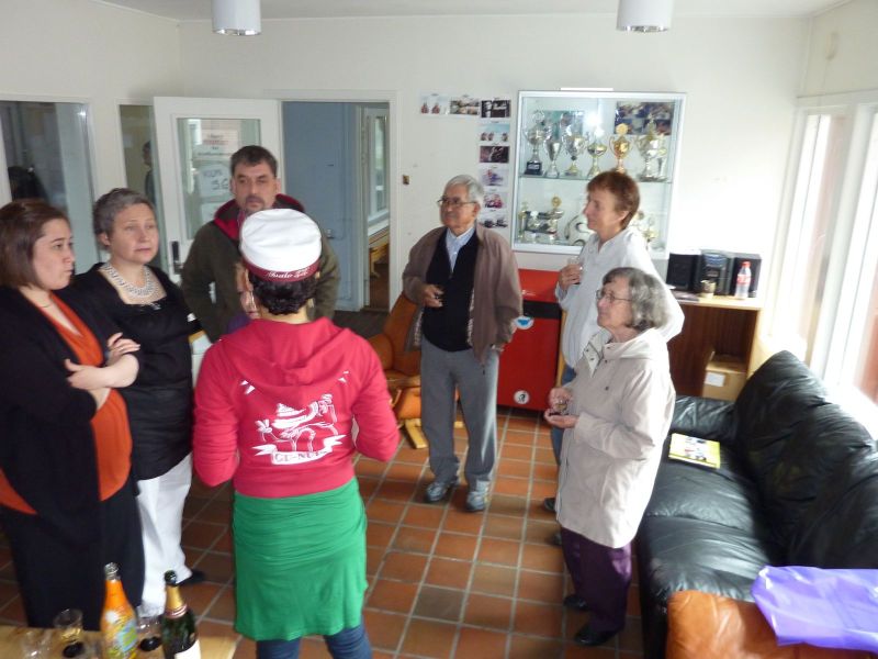 2010-06-22-0921_Ivalo får hue på_Ivalo Lynge Labansen; Maritha Eugenius Labansen; Mette Labansen; Peter Lynge Petersen