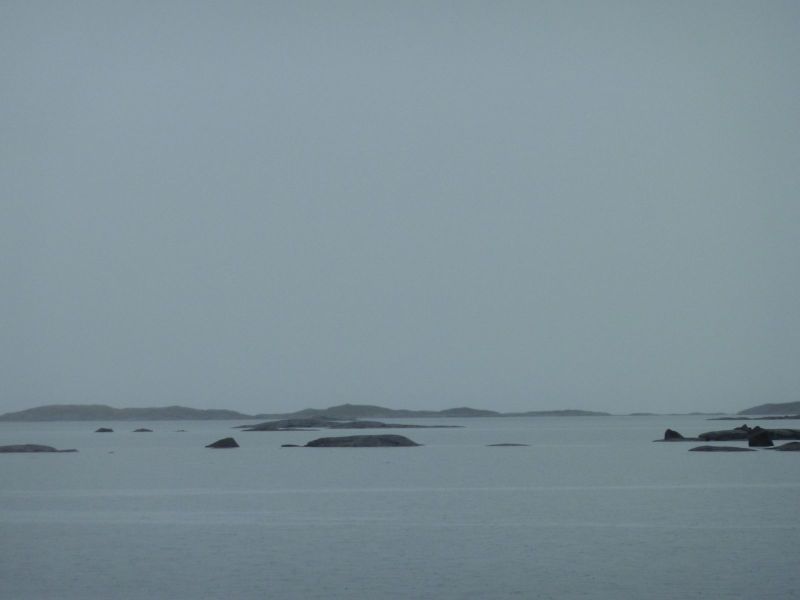 2010-08-30-1303_Skær i skærgården i Nordlandet_Regn; Sejllads; Skær