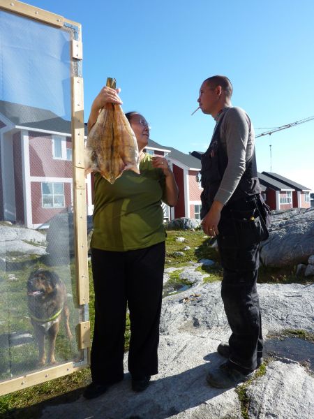 2010-08-12-1732_-_Maren Mikkelsen Lennert; Palle Hjort Sandgreen; Tørfisk; Tørrekasse