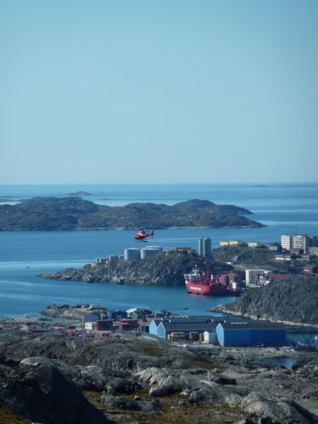 2010-08-19-1231_-_Bell 212; Helikopter; Nuuk Imeq; Ral-skib
