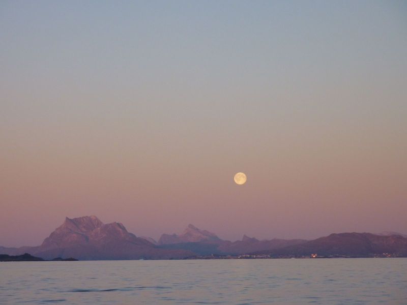 2010-10-23-1736_-_Månen; Sermitsiaq