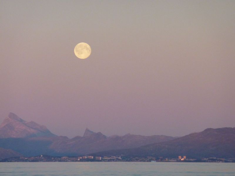 2010-10-23-1736_-_Månen; Sermitsiaq_2