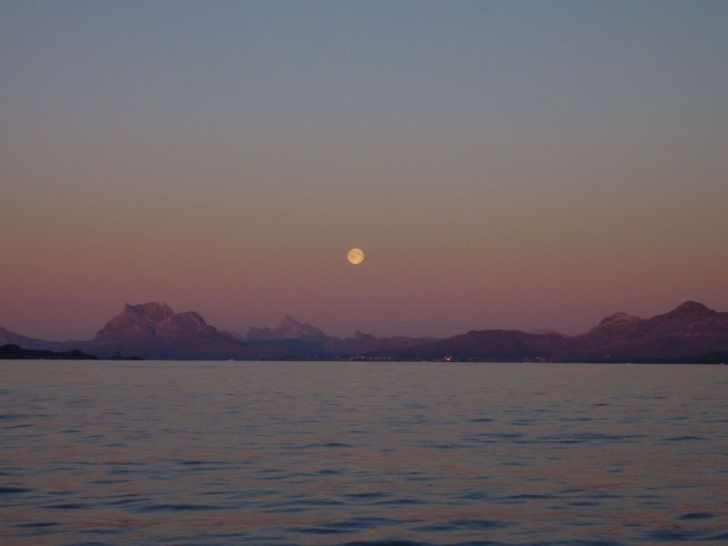 2010-10-23-1736_-_Månen; Sermitsiaq_4