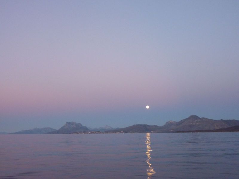 2010-10-23-1800_-_Månen; Sermitsiaq
