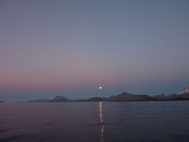 2010-10-23-1800_-_Månen; Sermitsiaq_2