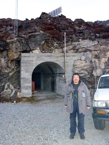 2010-10-28-1738_Alu er ude ved Buksefjordsværkets tunnel ved søen_Gunnar Alu Petrussen