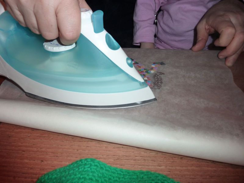 Perlebroderier - Mette og Qupanuk laver figurer af perler