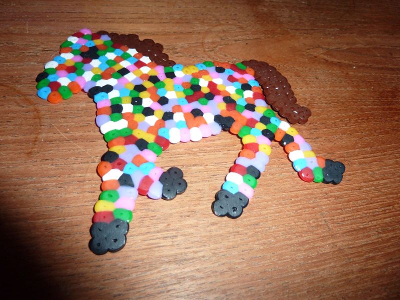 Perlebroderier - Mette og Qupanuk laver figurer af perler