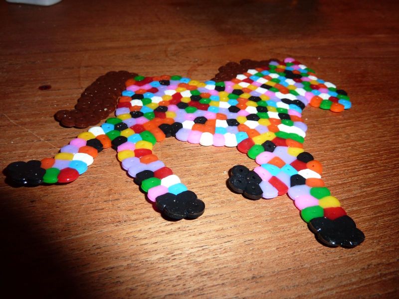 Perlebroderier - Mette og Qupanuk laver figurer af perler