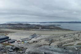 2010-06-03-1331_-_Lufthavn; Panorama; Pupik 4-102; Udsigt fra altan