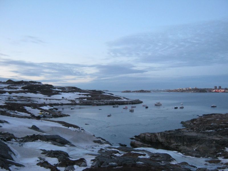 2010-01-06-0952_Inderste af bugten i Qinnqorput med både_Maniitsoq; Pupik 4-102; Toqqusaq; Udsigt fra altan