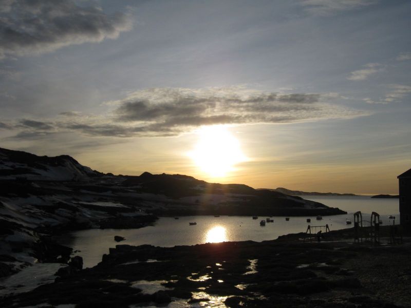 2010-02-08-1535_Fra gåture i Nuuk_Pupik 4-102; Udsigt fra altan