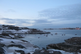 2010-01-06-0952_Inderste af bugten i Qinnqorput med både_Maniitsoq; Pupik 4-102; Toqqusaq; Udsigt fra altan 2010-01-06-0952_Inderste af bugten i Qinnqorput med både_Maniitsoq; Pupik 4-102; Toqqusaq; Udsigt fra altan