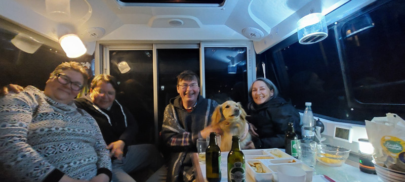 2023-04-29-0102_Gode_1-Hund_Emily-People_Anna-Hessler-Labansen-People_Charlotte-Brandt-People_Dorthe-Petrussen