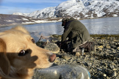 2023-05-28-2008_Baad_Maru-Gode_1-Hund_Emily-People_Soeren-Labansen