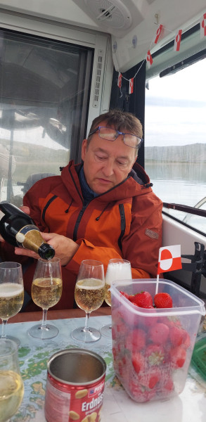 2023-06-27-1603_Gode_1-Mad-People_Peter-Thrane