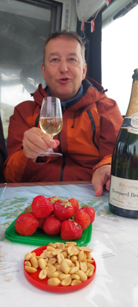 2023-06-27-1610_Genstand_Champagne-Gode_1-Mad-People_Peter-Thrane-Vegetation_Jordbaer