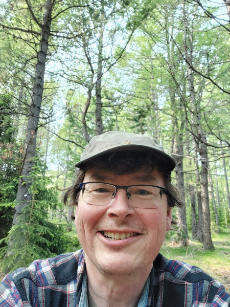 2023-06-28-1207_Gode_1-Hund_Emily_Skov-People_Soeren-Labansen