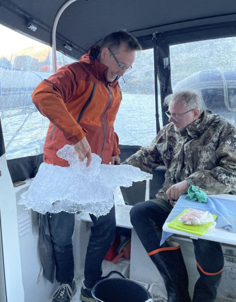 Is til fryseboks hentes ind