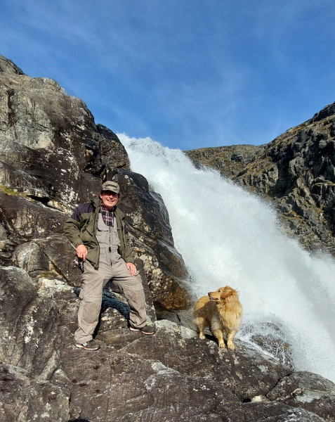 2023-07-07-1918_Gode_1-Hund_Emily-People_Soeren-Labansen-Sted_Vandfald