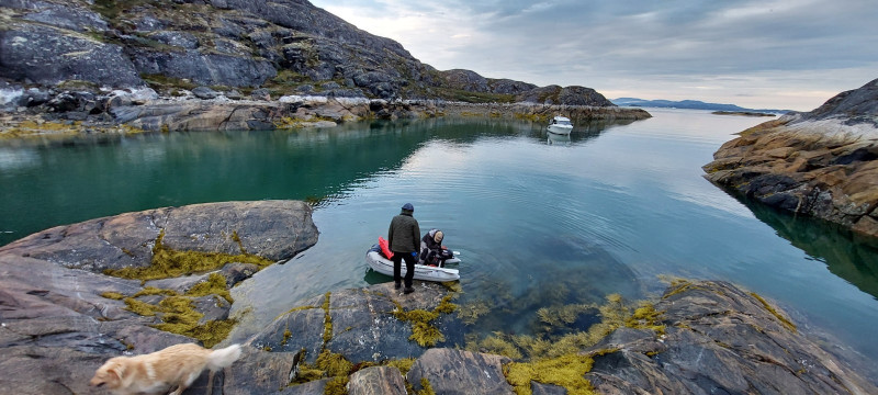 2023-08-19-0621_Baad_Maru-Gode_1-Hund_Emily-People_Klaus-Lage-Labansen