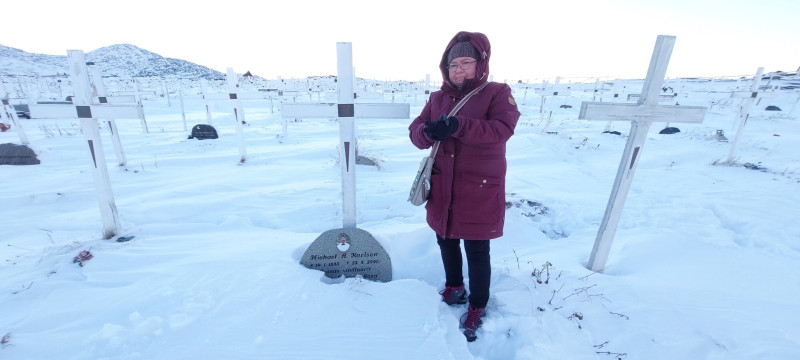 2023-12-25-1227_Genstand_Gravsten-Gode_1-People_Anna-Hessler-Labansen-Sted_Gravplads