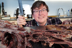 2024-01-27-1508_Gode_1-Mad_Toerret-rensdyr-People_Soeren-Labansen