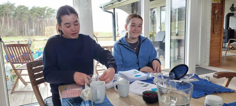 Qupanuk og Ukaleq ordner negle og hår