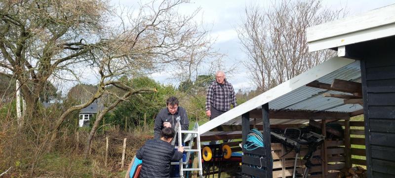 Vi skiftede brændeskurets tag fordi der var huller og det var mørnet