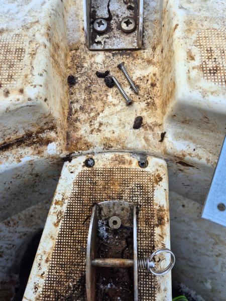 Maru's plade i ankerbrønd hvor ankerspillet er monteret