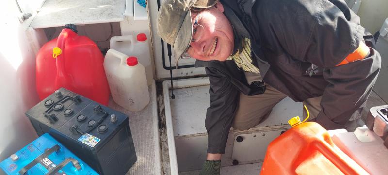 Maru klargøes til den nye sæson - batterien sættes på plads