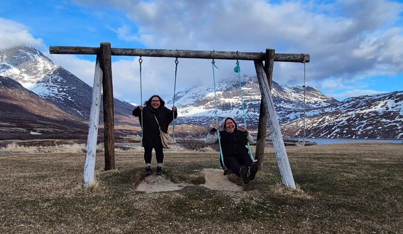 Naaja og Anna gynger i Qoorqut