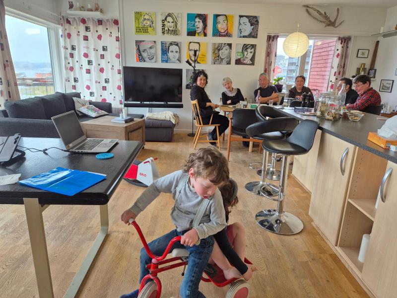 Innissaq og Inuuna leger med noget gammelt legetøj som Ivalu også legede med