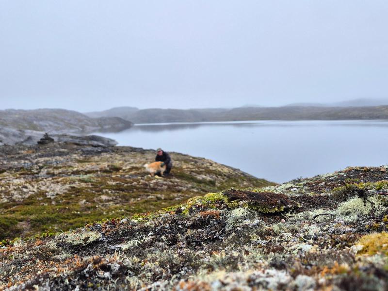 Oppe ved søen inde i Oqummiaq