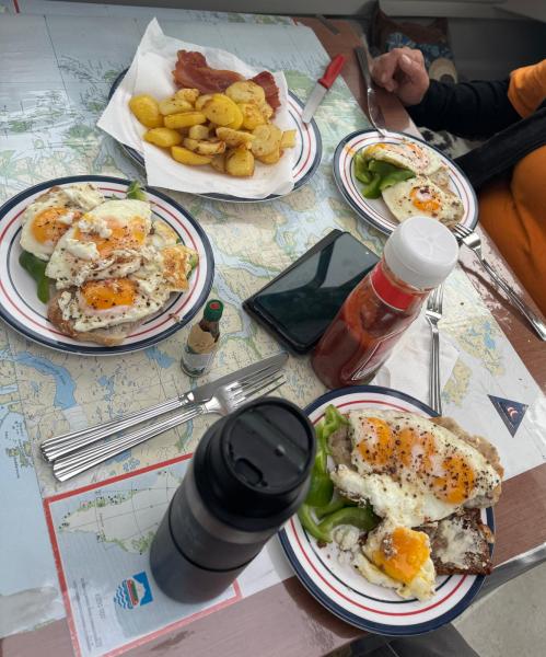 Bacon, spejlæg og ristede kartofler med grøn peber