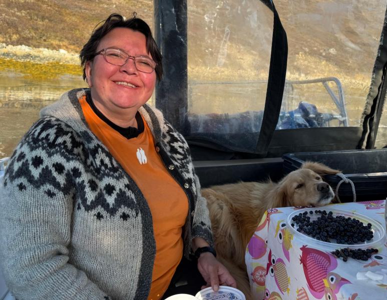 Anna sorterer bær