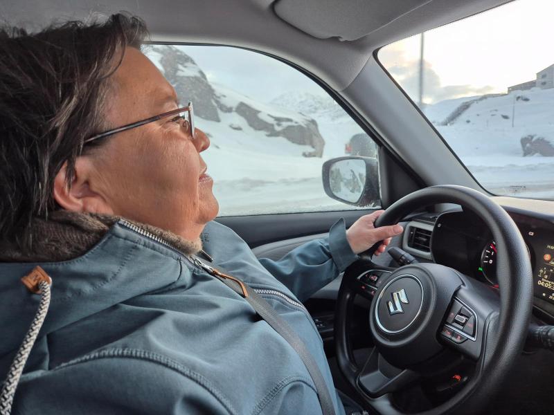 Anna kører dennye bil første gang