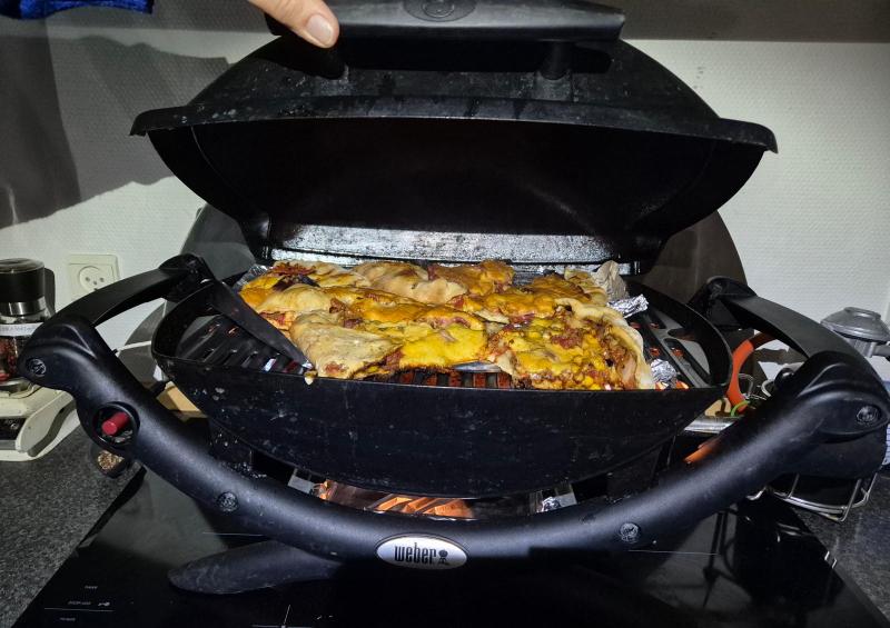 Der var strømafbrydelse i byen - pizzaen varmes op