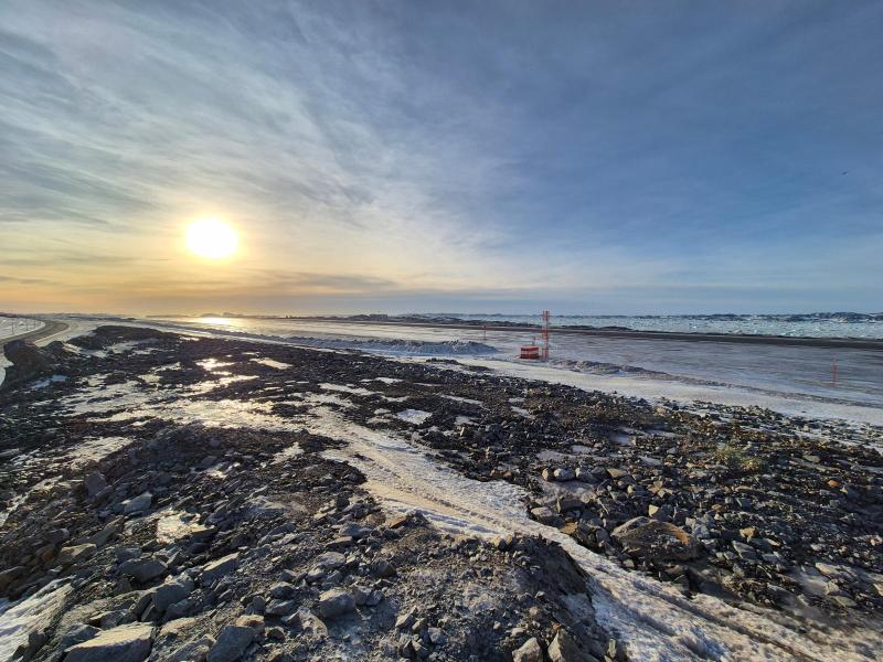 Is fra gletcheren inde i Nuuk Fjorden samler sig foran Nuuk