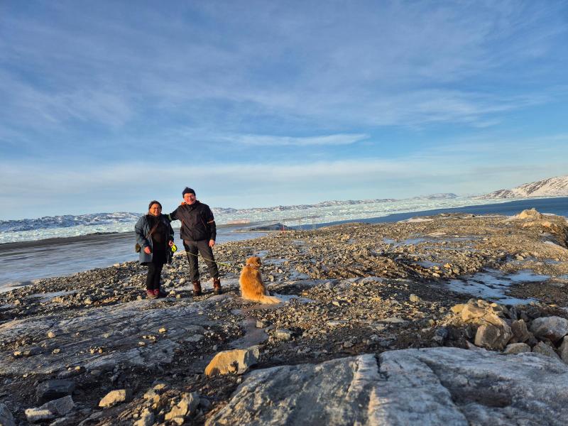 Is fra gletcheren inde i Nuuk Fjorden samler sig foran Nuuk