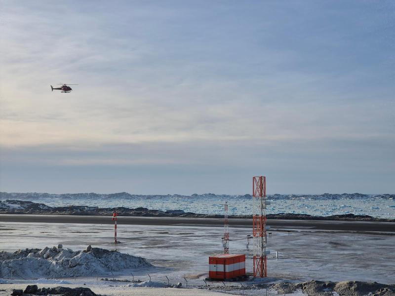Is fra gletcheren inde i Nuuk Fjorden samler sig foran Nuuk