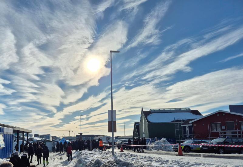 Valg i Godthåbshallen - solen og alle mennesker var fremme