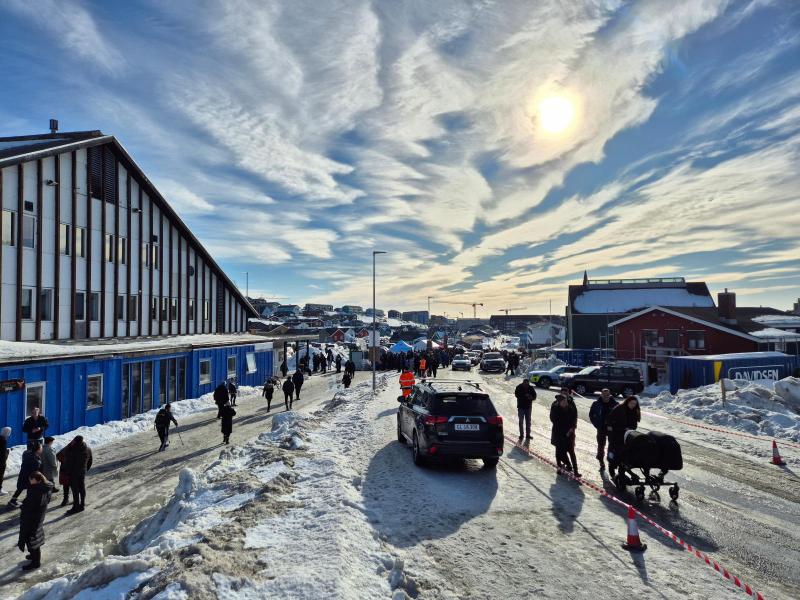 Valg i Godthåbshallen - solen og alle mennesker var fremme