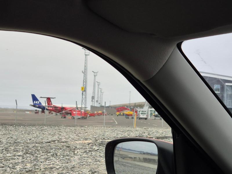 Peter og Johanne ankommer med den første SAS flyver til Nuuk