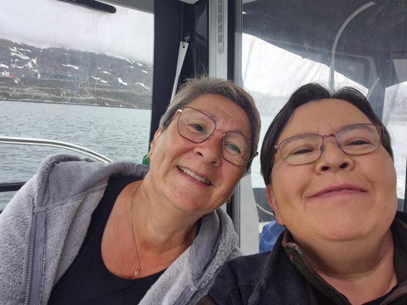 En halv time efter landing er vi i båden på vej nordpå